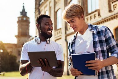 Bir şey onun tablet üzerinde gösterilen ve hırslı anlayışlı erkek