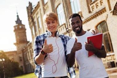 Having a büyük zaman üniversitede iki hevesli çocuklar