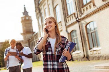 Kolay çekici kadın arkadaşı için bekliyor olacak