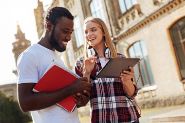 Yetenekli akıllı kadın kavramı o üzerinde çalışıyor açıklamak