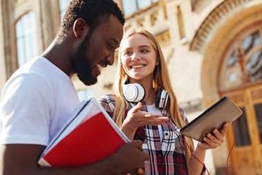 Meraklı Sürmeli kız arkadaşı ile Toplantı