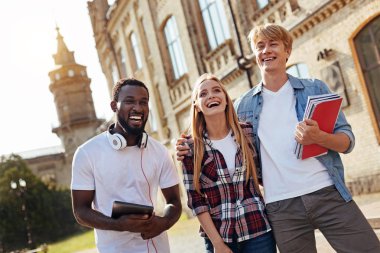 Mutlu görünüyordu maceracı motive öğrenciler