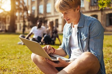 Neşeli kararlı adam bilgilerini arama