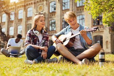 İddialı tutkulu adam şarkısıyla bayana ithaf