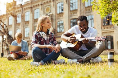 Onun arkadaşı etkileyici çalışan sanatsal olumlu adam