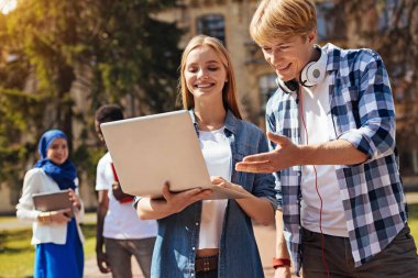 Hızlı suikastçileri enerjik erkek arkadaşı ile onun vizyonu paylaşan