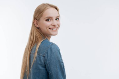 Olumlu memnun sarışın kadın dört gözle