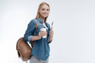 Güzel öğrenci portresi kameraya poz