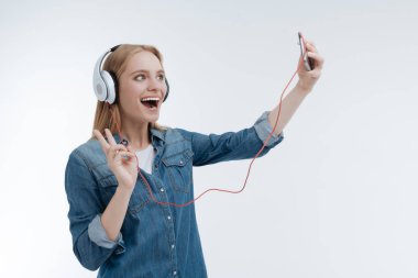 Neşeli kız onu telefonla poz