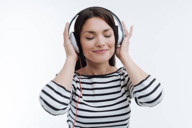 Kadın müzik dinleme keyfini rahat