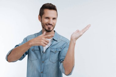 Neşeli akıllı adam sol el işaret
