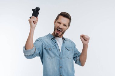 Çekici gülümseyen adam onun kazanmak kutluyor