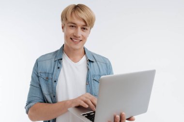 Yakışıklı adam kamera dizüstü bilgisayar ile poz