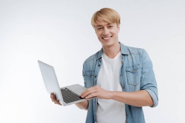 Genç erkek kişi pozitif ifade