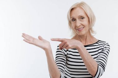 Özenli kadın elini işaret eden emekli