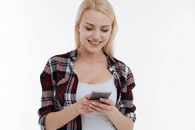 Ona yeni telefon kullanan özenli kız