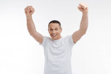 Güçlü adam kameraya poz