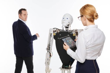 Sonuçları elde etmek için soran heyecanlı taahhüt bilim adamı