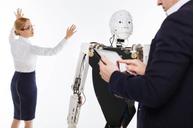 Bir laboratuarda deney meraklı sıradışı arkadaşları