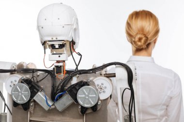 Bir laboratuarda robot ile poz adanmış parlak bilim adamı