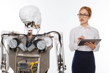 Parlak kadın yapay zeka hakkında veri toplama adanmış