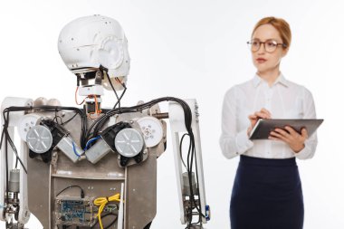 Çalışkan yaratıcı bilim adamı onun buluşu için yeni ayar ayarlama