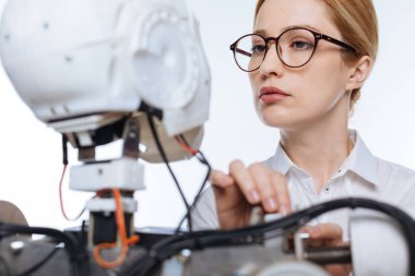 Kiralanmış kesin kadın mekanizması sabitleme