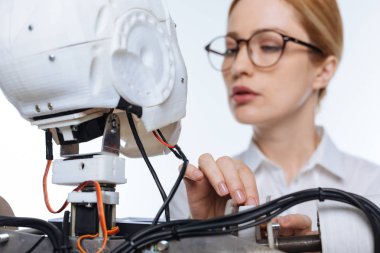 Kabloları kontrol vicdanlı özenli bilim adamı