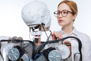 Parlak başarılı bilim adamı dikkatle teller ayarlama