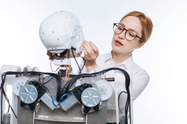 Robot detaylarını inceleyerek ilerici vicdanlı bilim adamı