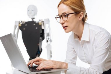 Onu laptop kullanarak odaklı takdire değer bilim adamı