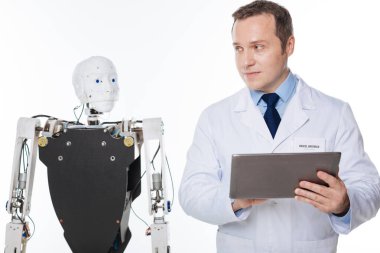 Anlayışlı meraklı bilim adamı bir deneme çalıştırırken onun Gadget'ı kullanma