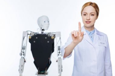 Görünmez projeksiyon ekran kullanarak çalışkan anlayışlı bilim adamı