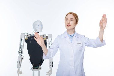 Etkileşimli bilgisayar ekranında arıyor iddialı yetenekli kadın