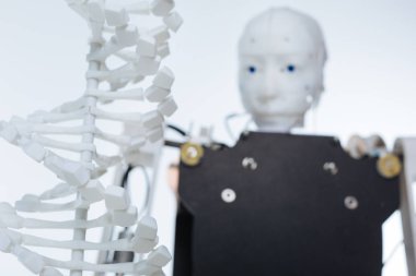 Bir Dna modeli bakarak akıllı robot