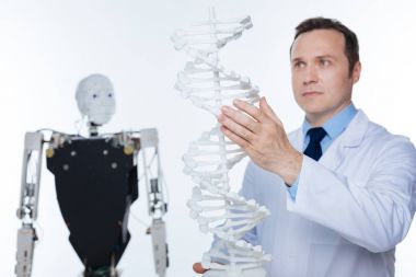 İddialı genetik projede çalışan yetenekli eğitimli bilim adamı