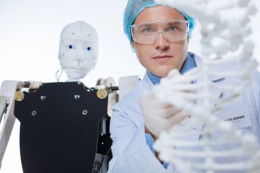 Yaratıcı hevesli adam teknolojisi için yeni yollar keşfetmek