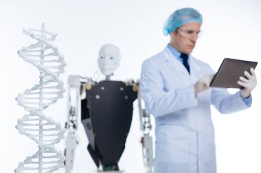 Yetkili düşünceli bilim adamı bir laboratuarda çalışan meşgul