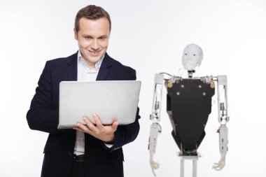 Onun deneylerin sonuçlarını perusing inanılmaz hevesli bilim adamı