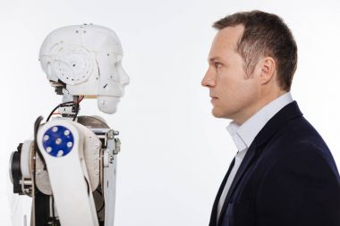 Geliştirici ve birbirlerine bakıp robot