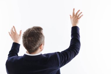 Bir şey taşımak için ellerini kullanarak düzgün yetenekli adam