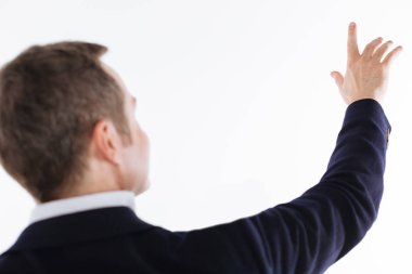 Onu üzerinde bir şey için ulaşan hassas baktılar beyefendi