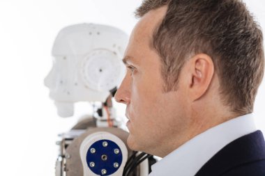 Robot ve onun yaratıcısı profil resmi