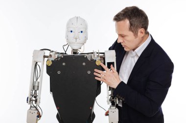 Robot karmaşık mekanizmaları okuyan hayran parlak bilim adamı