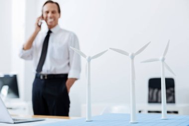 Rüzgar türbinleri bakarken Evet mühendis