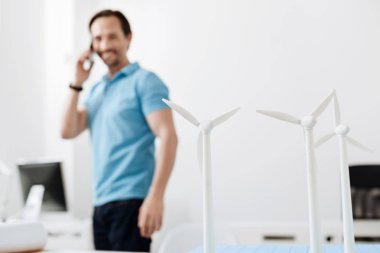 Yeni Elektrik Santrali projesi telefonda tartışırken mühendisi