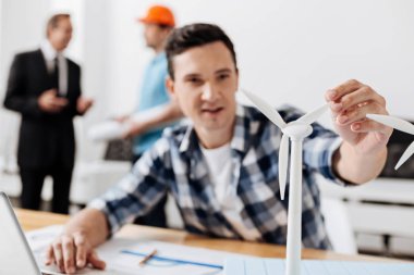 Bir rüzgar türbini yelken dokunmak hoş genç mimar