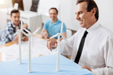 Baş mühendis Rüzgar Santrali ile ilgili ayrıntıları girmeden