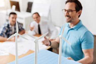 Rüzgar elektrik santrali manken tutan çekici adam