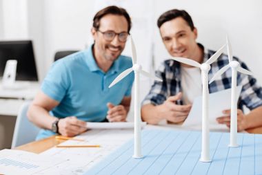 İki arkadaşları onların çalışma sonucu hayran